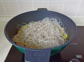 翻炒至豆芽变软，放入粉丝。