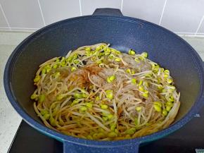 用筷子来翻炒更加均匀。