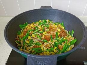 加盐调味，翻炒至韭菜变软即可出锅！