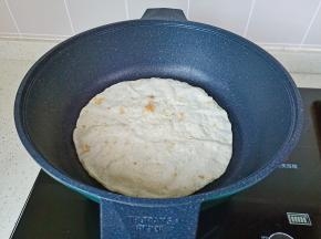 锅微热放入春饼烙至两面软乎就可以关火吃了。