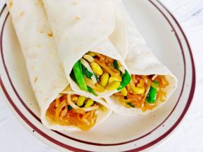 卷上炒好的菜，就可以品尝了！