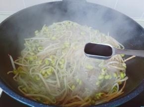 等粉丝变软加生抽调味。