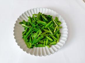 韭菜把黄叶摘了，清洗好切成寸段。