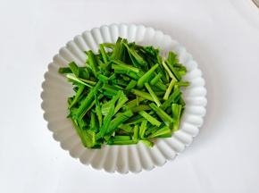 韭菜把黄叶摘了，清洗好切成寸段。