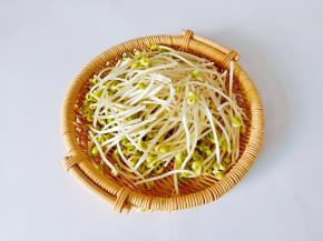 豆芽择去根部。