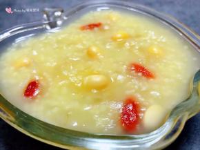 软糯香浓的银耳黄豆枸杞小米粥装入容器中就大功告成了