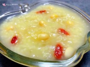 软糯香浓的银耳黄豆枸杞小米粥装入容器中就大功告成了
