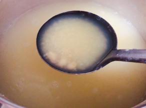 黄豆和小米煮至六成熟已经有浓浓的米汤