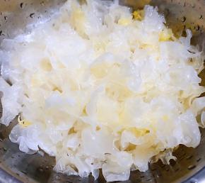 泡发好的银耳洗净摘成小朵沥干水份