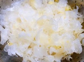 泡发好的银耳洗净摘成小朵沥干水份