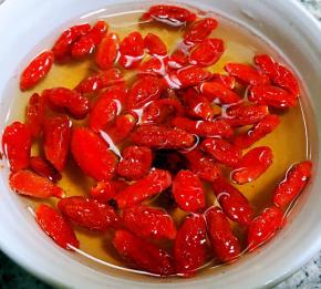 枸杞冲洗干净放入清水中浸泡一会儿