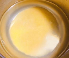 小米淘洗干净添加适量准备煮起来