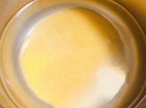 小米淘洗干净添加适量准备煮起来
