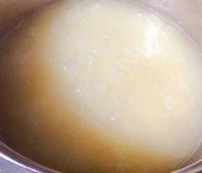 放入银耳改中火煮起来同时放入碱