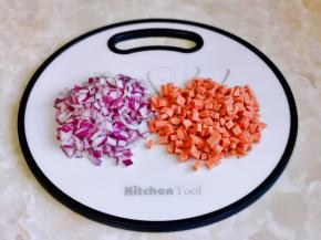 洋葱与火腿切丁。