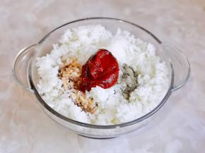 米饭中＋生抽＋胡椒粉＋辣酱＋白砂糖。