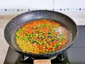 玉米粒，胡萝卜丁，豌豆焯水，捞出沥干水分。