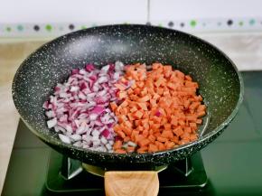 起油锅倒入洋葱，火腿丁煸炒。