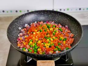 倒入焯水的时蔬。