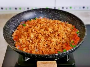 倒入米饭翻炒。