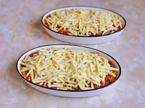 均匀的撒上马苏里拉芝士。