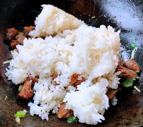 放入米饭小火翻炒