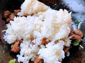 放入米饭小火翻炒