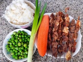准备原材料烤好的羊肉串、米饭、青豆、胡萝卜、葱