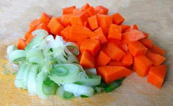 胡萝卜切丁葱切成粒备用