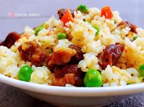 美味佳肴的羊肉串炒饭装入盘中就大功告成了