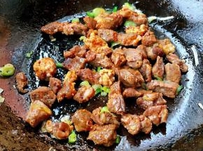 放入羊肉串炒出香味