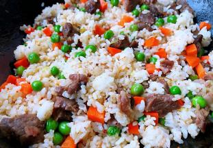 放入青豆翻炒至熟透