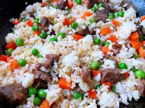 放入青豆翻炒至熟透