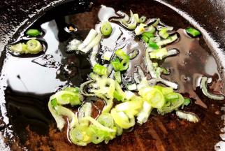 锅中倒入适量底油加热放入葱花爆香