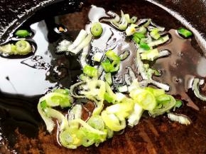锅中倒入适量底油加热放入葱花爆香