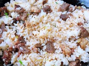 米饭均匀的炒散不要火太急易粘锅