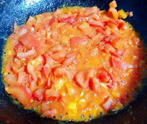 西红柿炒出汤汁变软即可