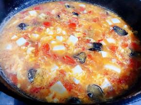 蛋液打成蛋花放入盐和味精调味均匀