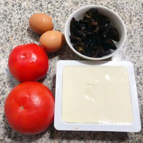 准备原材料西红柿、豆腐、水发木耳、鸡蛋