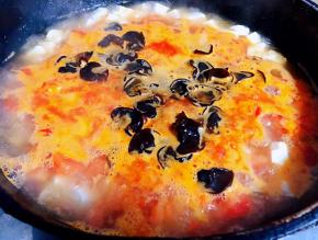 水开后放入木耳大火烧开