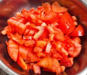 西红柿洗净沥干水份切成小块状