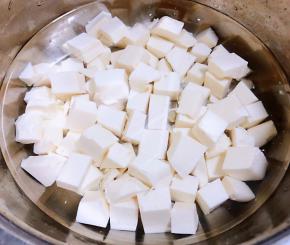 豆腐切成大小均匀的块状在清水中浸泡一会儿洗净沥干水份