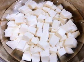 豆腐切成大小均匀的块状在清水中浸泡一会儿洗净沥干水份