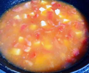 放入豆腐添加适量清水大火烧开