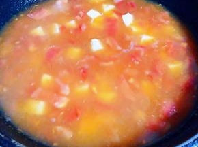 放入豆腐添加适量清水大火烧开
