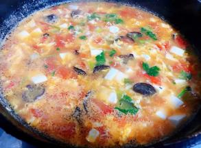 最后撒上香菜提鲜即可出锅享用