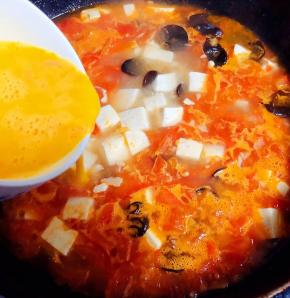 鸡蛋打散均匀的淋入沸腾的汤中