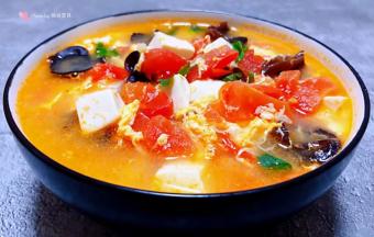 美味可口的西红柿豆腐木耳蛋花汤装入容器中就大功告成了