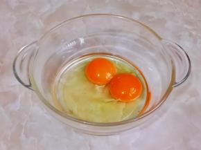 鸡蛋磕入碗中，加入盐。