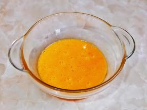 手动打蛋器打散。